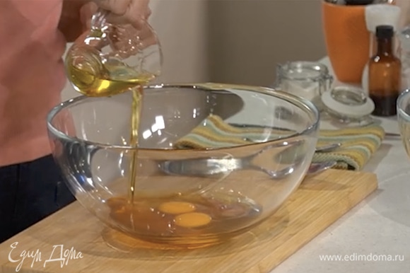 В другой емкости смешать венчиком жидкие ингредиенты: сироп топинамбура, ванильный экстракт, яйца и оливковое масло.