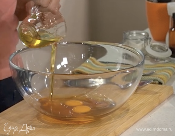 В другой емкости смешать венчиком жидкие ингредиенты: сироп топинамбура, ванильный экстракт, яйца и оливковое масло.