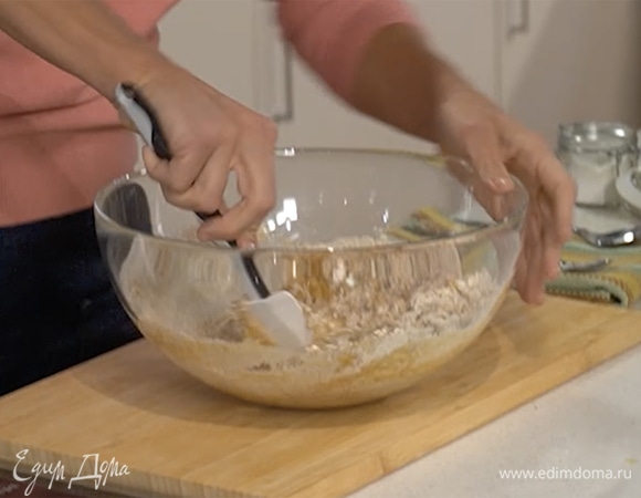 Жидкие ингредиенты влить в сухие и перемешать все лопаткой.