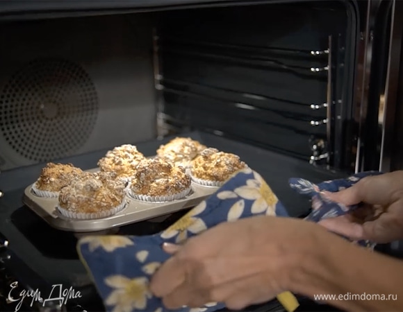 Выпекать маффины в разогретой духовке 25–30 минут.