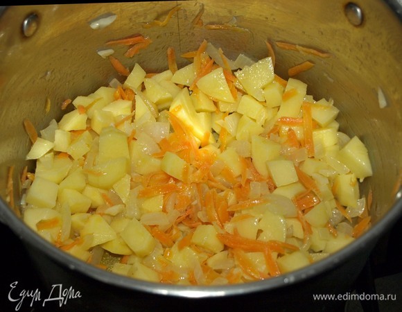 Картофель очистить, промыть и нарезать некрупными кубиками. Добавить к остальным овощам и томить, постоянно помешивая, 5 минут.