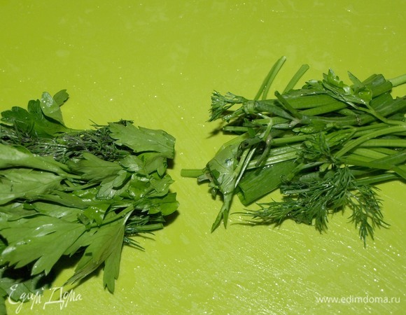 Отделяем от зелени стебли, мелко рубим.