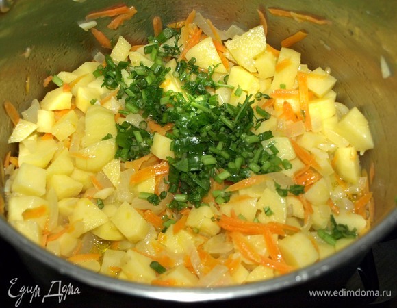 Добавляем мелко рубленные стебли к овощам. Добавляем соль и перец по вкусу. Вливаем воду, доводим до кипения и готовим до полуготовности картофеля.