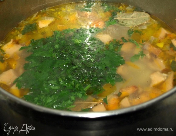 Добавляем оставшуюся измельченную зелень, лавровый лист. Регулируем вкус солью и черный молотым перцем. Готовим 2 минуты. Снимаем суп с плиты, даем постоять ему 10 минут. Суп готов, можно подавать.