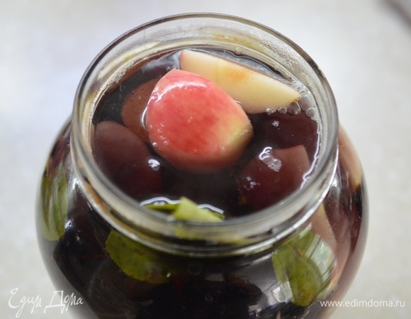 Залейте кипящий сироп в банки и сразу закройте крышками.