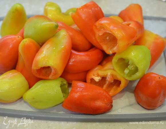 Перец помойте, удалите семена.