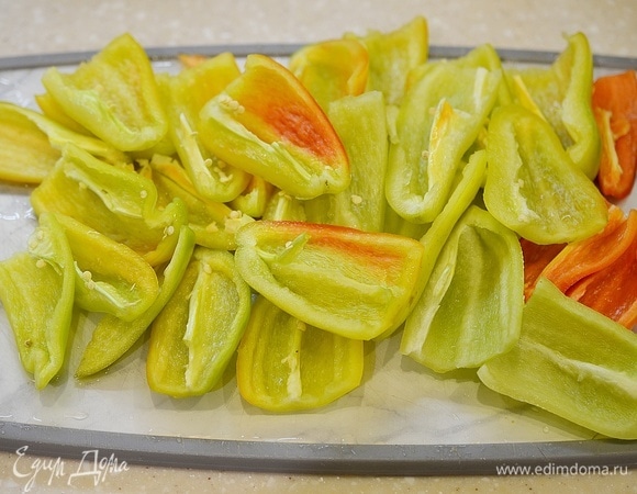 Разрежьте каждый перчик на 2–4 полоски.