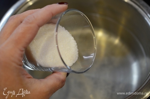 Для маринада в воду добавьте сахар.