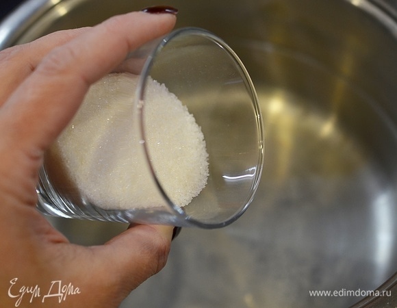 Для маринада в воду добавьте сахар.