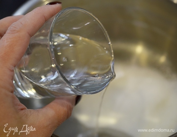 Влейте уксус.