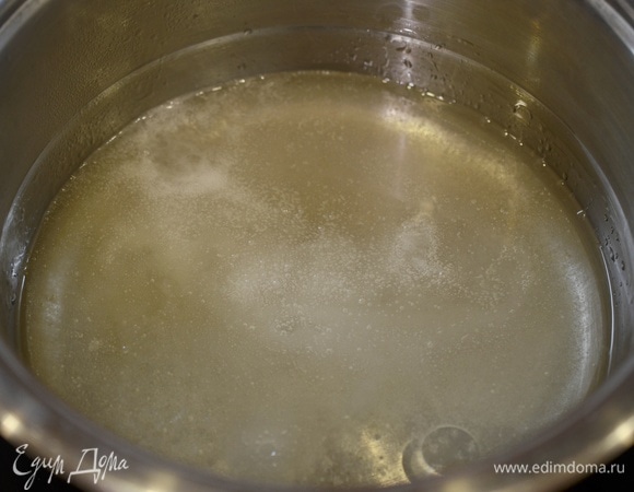 Доведите маринад до кипения.