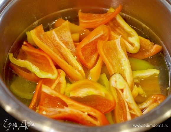 Добавляйте частями перцы в маринад и бланшируйте. Перец не должен быть слишком мягким. Он должен оставаться плотным, но уже припущенным. В банке с горячим маринадом он дойдет до полной готовности.