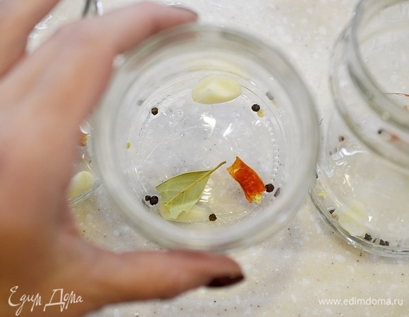 На дно каждой положите по вкусу чеснок, перец чили, лавровый лист, перец горошком. Можно не добавлять чеснок и чили, тогда перчик можно будет кушать и детям. Ориентируйтесь по своему вкусу.