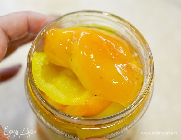 Выкладывайте перчик в банку, плотно утрамбовывая.