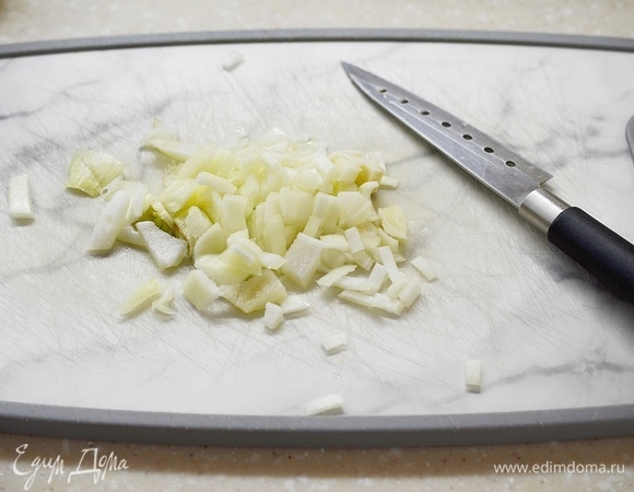 Лук почистите и нарежьте кубиком.