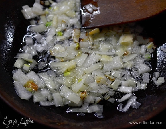 Обжарьте с добавлением 1 ложки масла.