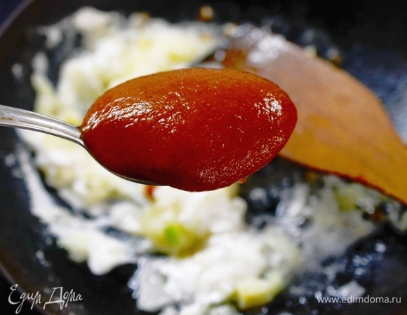 Томатную пасту.