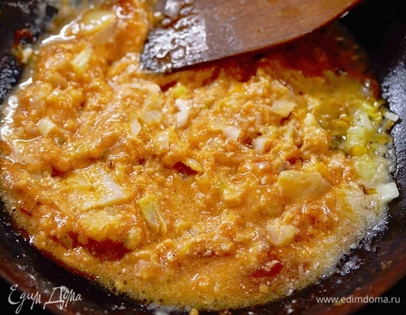 Потушите все вместе. Чтобы соус был не очень густой, можно добавить немного воды. Снимите с огня.