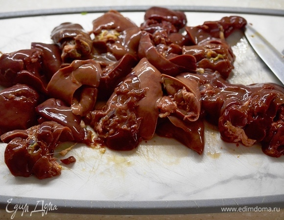 Печень помойте, удалите желчные протоки и нарежьте на небольшие кусочки.