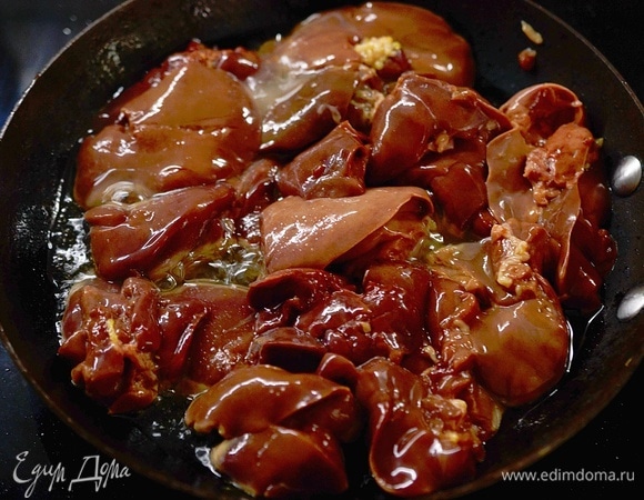 Обжарьте в отдельной сковороде на небольшом огне. Не пересушите.