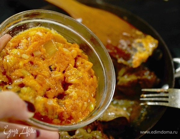 Добавьте к печени соус.