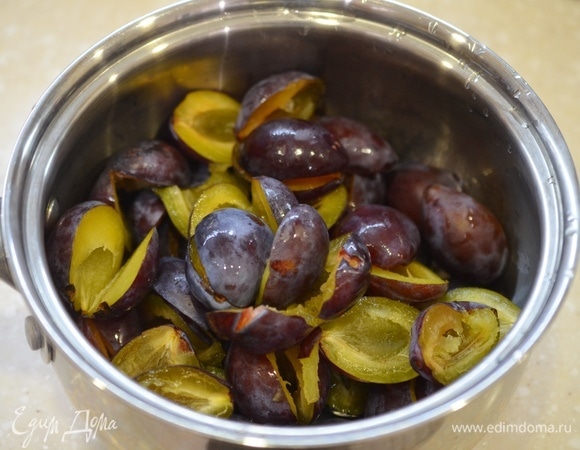 Сливу помойте, удалите косточки, разрезав пополам.