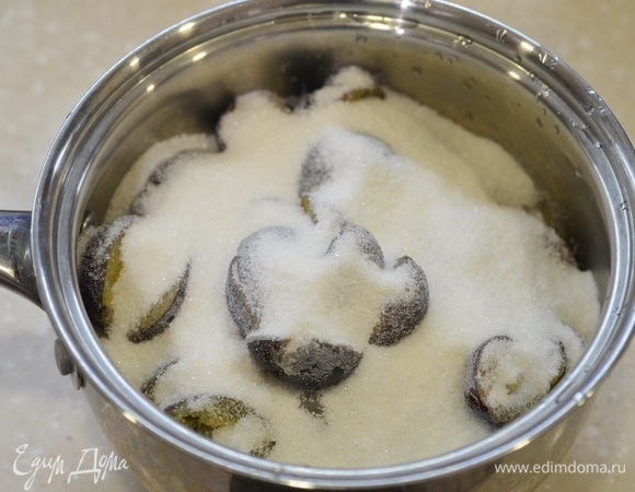 Засыпьте сахаром и оставьте на 2 часа, чтобы слива дала сок.