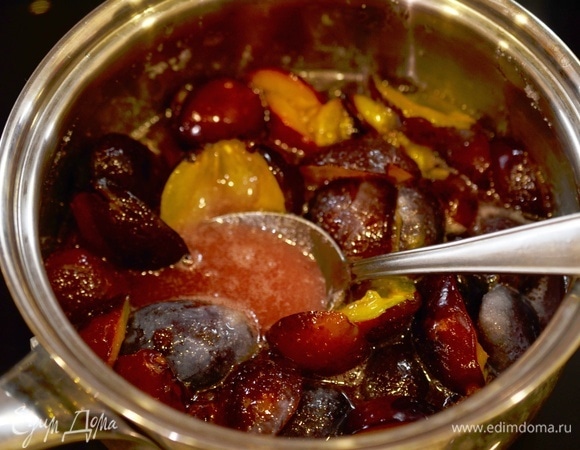 Поставьте сливу на слабый огонь и доведите до кипения.