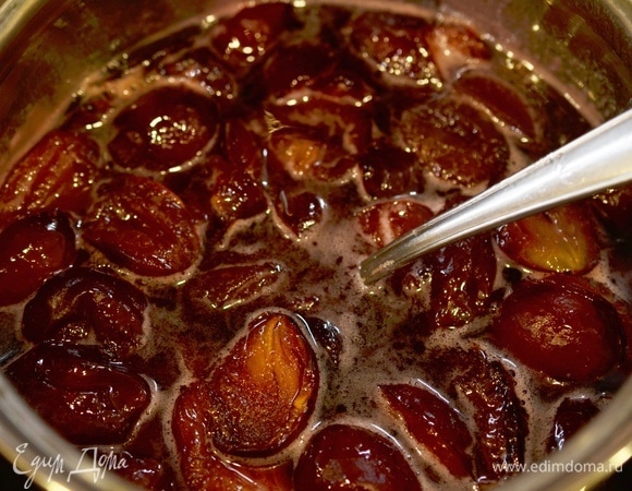 Варите на небольшом огне, снимая пену, 20 минут.