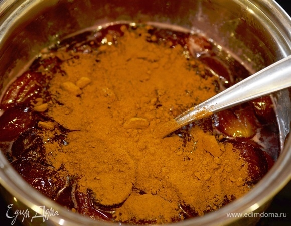 Добавьте какао-порошок, корицу, ванилин.