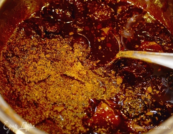 Шоколад натрите на терке, добавьте в варенье. Можно взять и молочный, и горький шоколад — на ваш вкус. Перемешайте все, потомите 5 минут и снимите с огня.