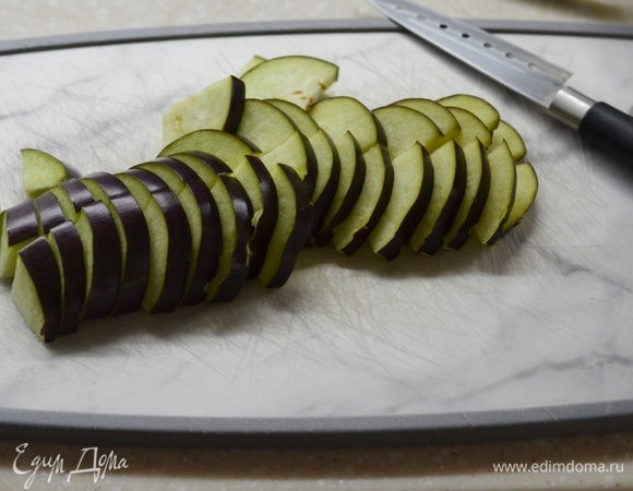 Баклажаны помойте, нарежьте дольками. Сейчас баклажаны можно не замачивать в соленой воде — в нынешних плодах не бывает горечи.
