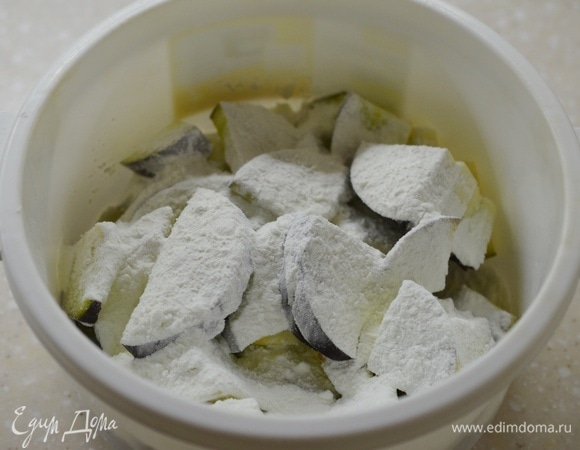 Немного посолите и всыпьте 2 ложки любого крахмала — при жарке баклажаны получатся более хрустящими и впитают меньше масла.