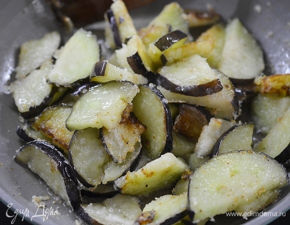 Обжарьте на сковороде с маслом баклажаны до хрустящего состояния и уберите из сковороды.