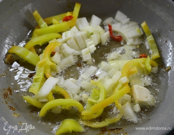 В этой же сковороде обжарьте овощи до мягкости и верните к ним обжаренные баклажаны.