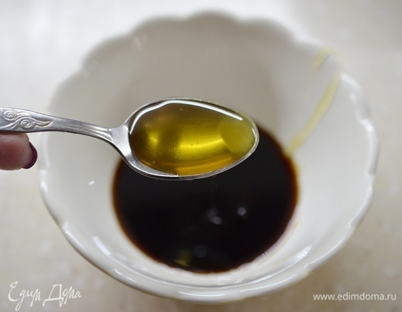 Для соуса в соевый соус добавьте мед.