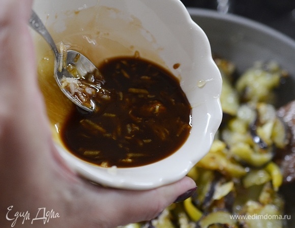 Влейте соус в сковороду и быстро все перемешайте.