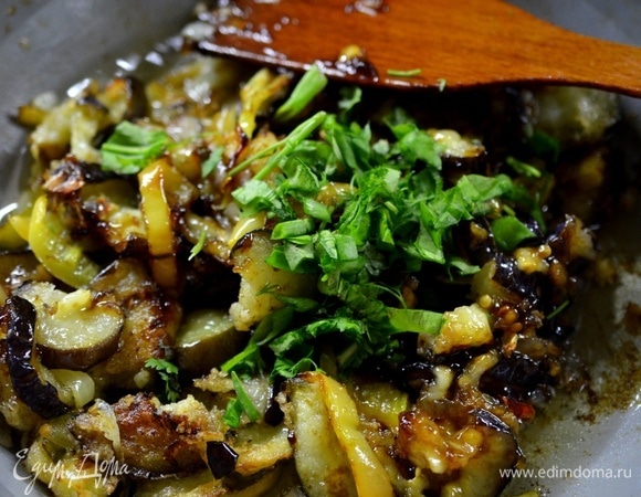 Зелень помойте, измельчите и добавьте к овощам. Сразу перемешайте и снимите с огня.