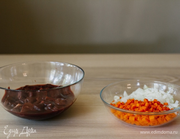 Печень нарезать крупными кубиками, морковь и лук — мелкими.