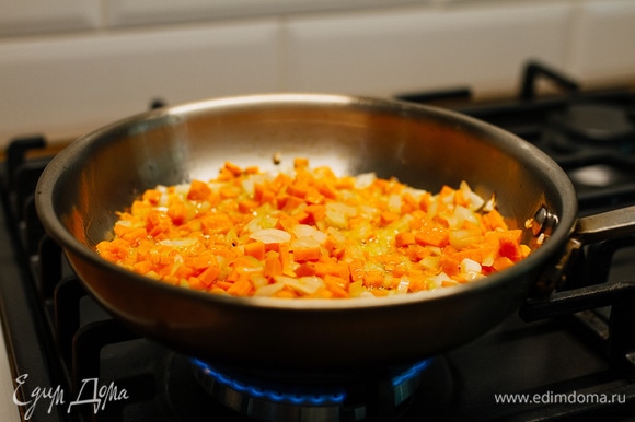 Обжарить морковь с луком на растительном масле.