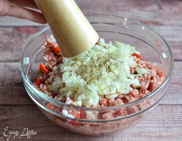 Добавить мелко нарубленный лук, соль, перец по вкусу. Если фарш плотный, добавьте пару ложек холодной воды.