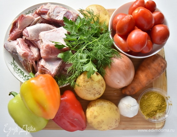 Готовлю продукты. Количество овощей факультативно. Перец желательно взять разного цвета, чтобы блюдо смотрелось ярче. Вместо баранины в своем рецепте использую говяжьи ребра, нарезанные достаточно крупными кусочками. В классическом рецете хашлама готовится в казане. В мультиварке получается ничуть не хуже, а сам процесс приготовления становится проще.