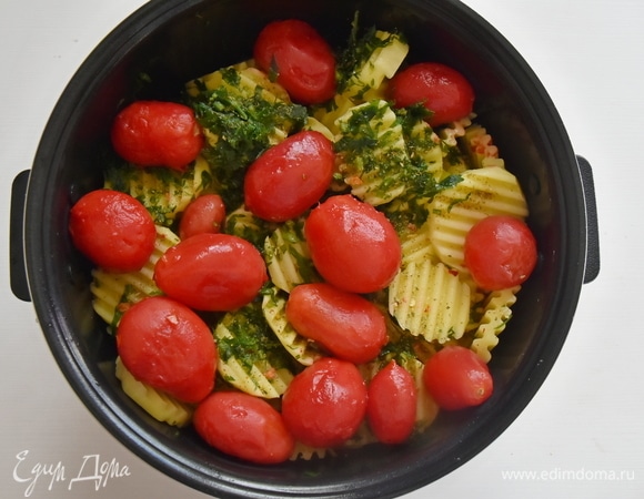 Последним слоем выкладываю томаты, целый острый перец, оставшуюся зелень с чесноком и специями. Вливаю два стакана воды. Включаю мультиварку. В меню выбираю режим тушения и устанавливаю время приготовления — 3 часа. По окончании установленного времени мультиварка подает сигнал о готовности блюда. Перед подачей даю хашламе немного настояться.