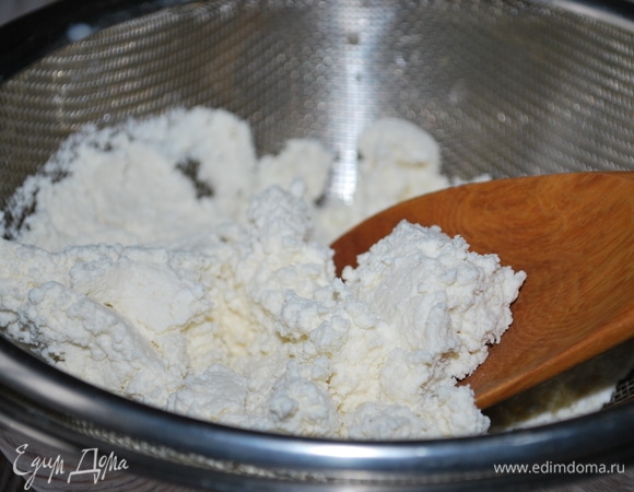 Приготовьте тесто для сырников. Возьмите однородный (не водянистый и не кислый) творог, протрите его через частое сито.