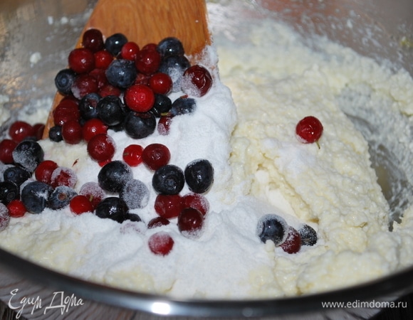 В творожную массу добавьте 1 ст. л. рисовой муки и свежие ягоды. Аккуратно все перемешайте, чтобы не помять ягоды.