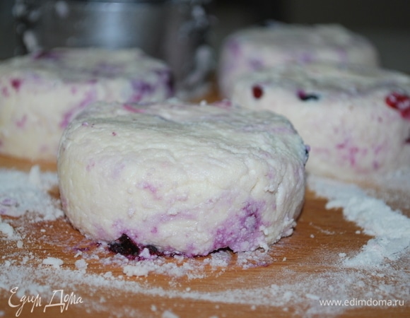 Очень удобно формировать сырники с помощью металлического кулинарного кольца. Заготовку поместите внутрь кольца (у меня диаметр кольца — 8 см), посыпьте тесто рисовой мукой и сформируйте сырники, круговыми движениями придавая аккуратную форму.