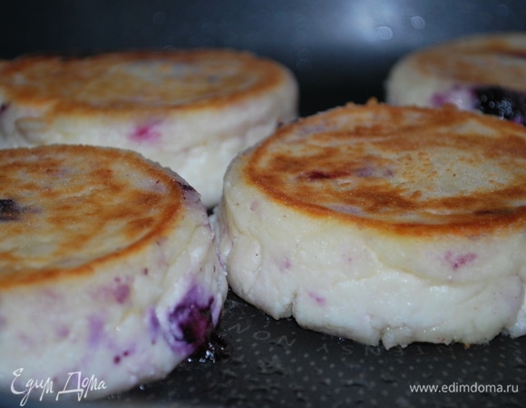 В сковороде разогрейте небольшое количество растительного масла. На хорошо разогретую сковороду выложите подготовленные сырники с ягодами и обжарьте примерно по 4–5 минут с обеих сторон до румяной корочки.