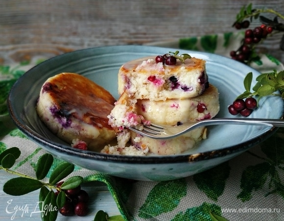 Подавайте со сгущенным молоком, сметаной или любым сладким соусом, который вы любите.
