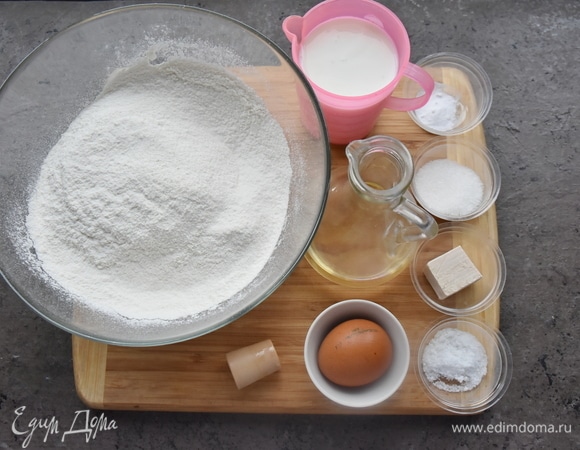 Подготавливаю продукты для теста. Муку просеиваю через сито.