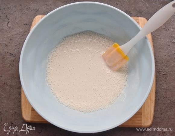 Тщательно все перемешиваю до однородности и оставляю на 20 минут в теплом месте.